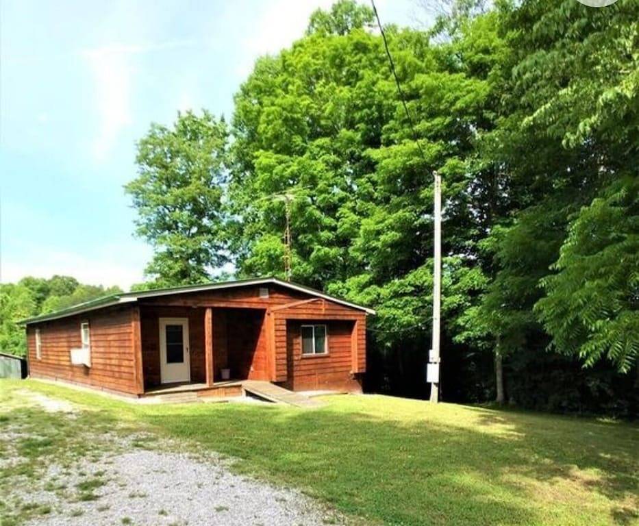Less than 1 mile from Dale Hollow State Park Marina. Private pond for fishing. in Dale Hollow Lake