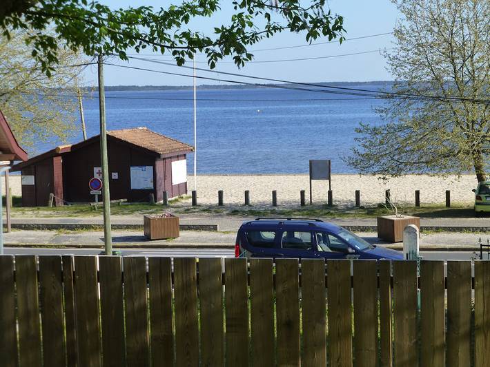 Location de vacances pour 4 personnes, avec terrasse ainsi que vue sur le lac et jardin dans Lac de Lacanau