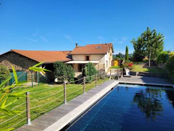 Gîte pour 15 personnes, avec piscine ainsi que jardin et balcon dans Rhône