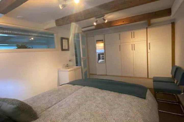Ganze Wohnung, Wunderschöner komplett privater Aufenthalt, Terrasse zur Gartenseite, 1 Halt bis Stadtzentrum in Amsterdam-Nord, Holländische Küste