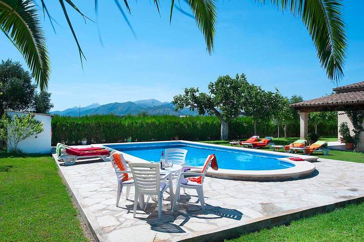 Casa de campo Villa Burgues con vistas a la montaña, piscina, jardín, terraza y Wi-Fi in Alcúdia, Mallorca Norte