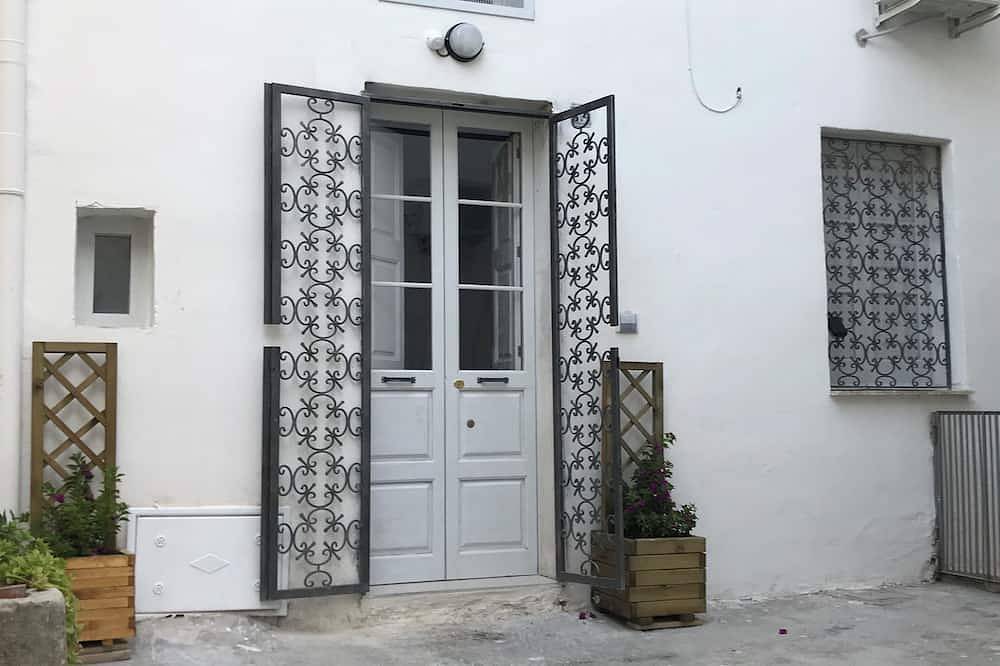 Apartamento entero, Casa Elena, a typical Salento apartment restored with vaulted ceilings in Nardò, Nardò (municipio)