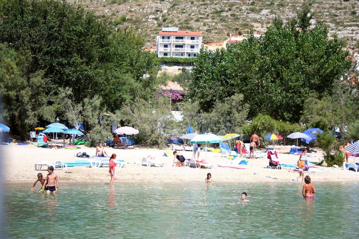 Ganze Wohnung, 2-Zimmer-Ferienwohnung mit Balkon und Meerblick Duce (Omis) A-7532-b in Dugi Rat, Omis-Riviera