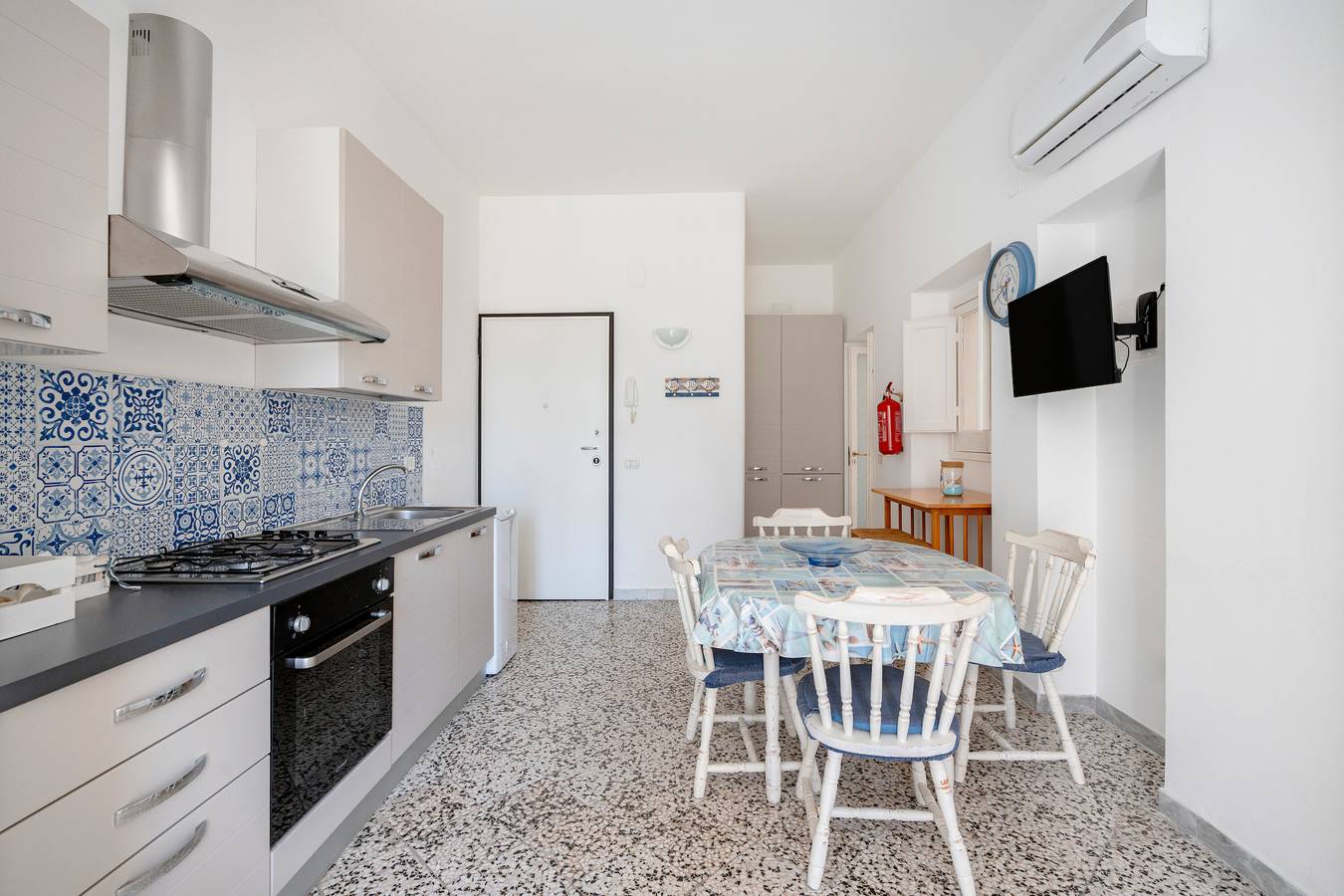 Appartamento intero, Appartamento 'Marittima' con balcone, Wi-Fi e aria condizionata in Torre Canne, Salento