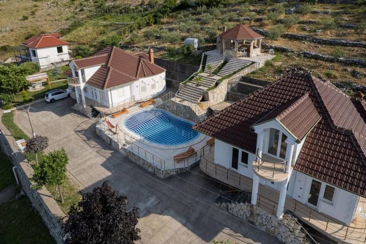 Location de vacances pour 8 personnes, avec jardin et piscine ainsi que balcon et vue sur le lac, adapté aux familles en Albanie - 3