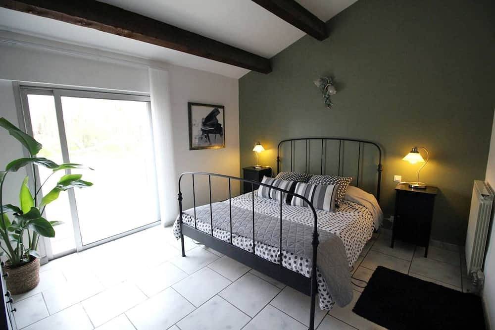 In Entressen, Alpilles, country house with A/C and excellent amenities pets admitted(1). in Istres, Istres region