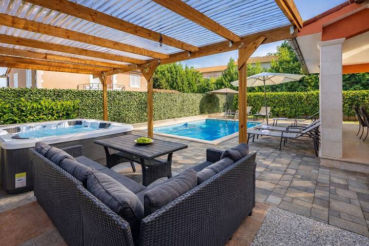 Ferienhaus für 8 Personen, mit Garten und Whirlpool in Pula-Medulin