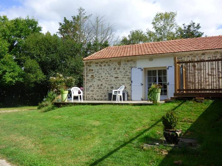 Location de vacances pour 6 personnes, avec piscine ainsi que vue et jardin à Le Poiré-sur-Vie - 4