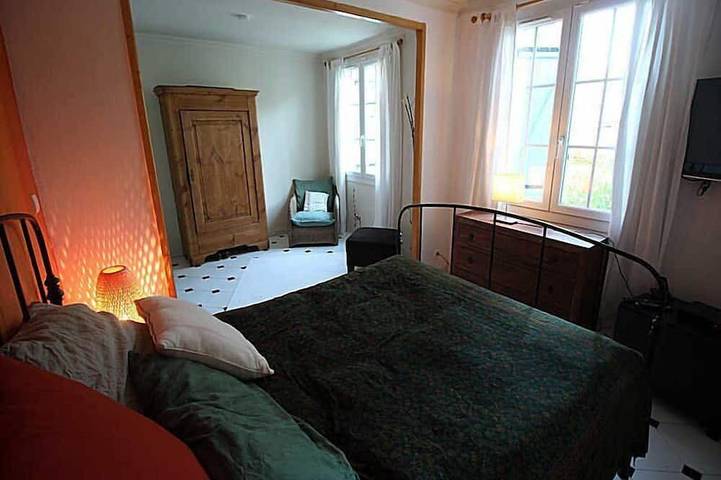 Air-conditioned villa in Sorgues near Avignon, swimming pool and beautiful environment. in Sorgues, Vaucluse