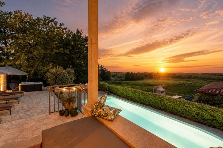 Ferienhaus für 8 Personen, mit Balkon und Whirlpool sowie Terrasse und Garten in Baldaši