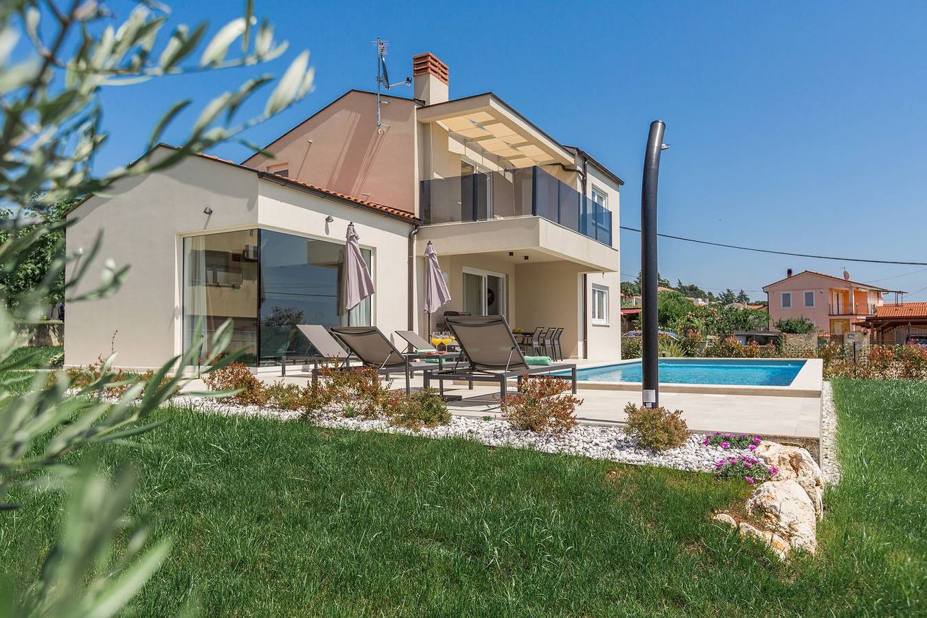 Neue und hundefreundliche Villa mit Panorama-Meerblick, Privatpool, Grillbereich, Babybett, Waschmaschine in Visignano (Općina), Istria centrale