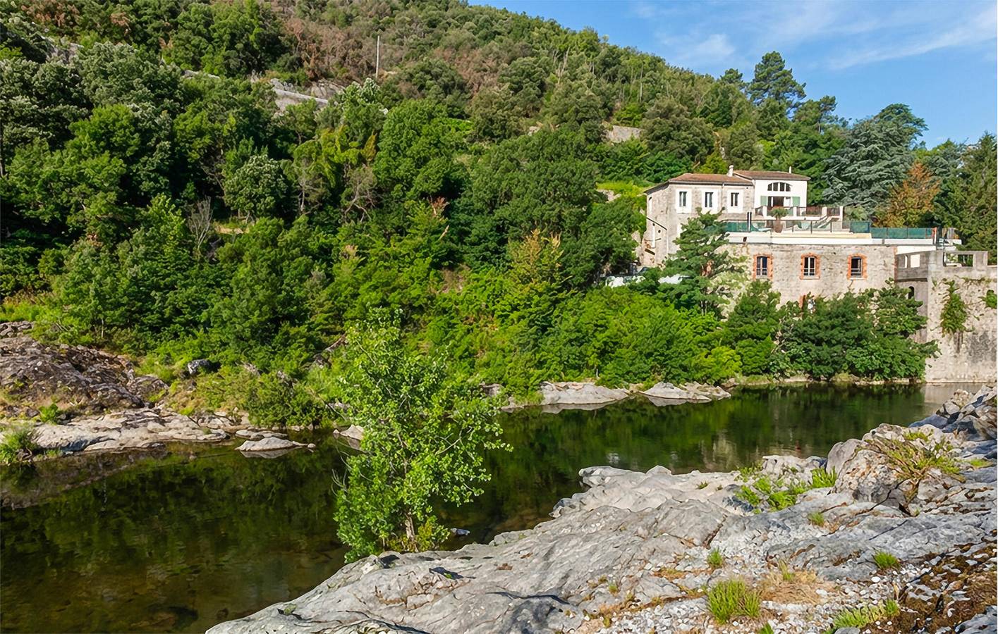 Appartement confortable de 300 m² avec piscine, Wi-Fi et parking - À 1,5 km du centre de Générargues in Corbès, Parc national des Cévennes