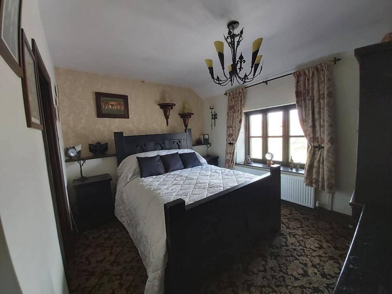 Entire holiday apartment, 2 Bed Flat - Sleeps 3 - Parking - Wifi in Staffordshire