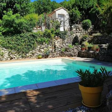 Gîte pour 6 personnes, avec terrasse ainsi que jardin et piscine à Saint-Paul-Trois-Châteaux