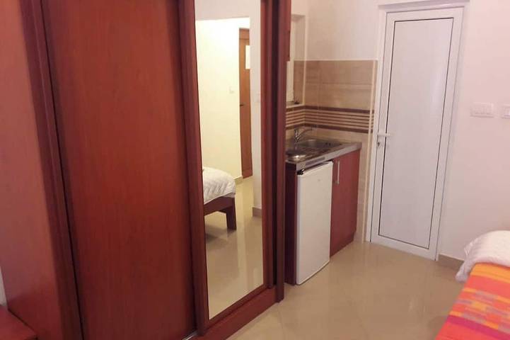 Appartement entier, Trokrevetni apartman u prizemlju kuce sa besplatnim parkingom u dvoristu kuce. in Budva, Municipalité de Budva