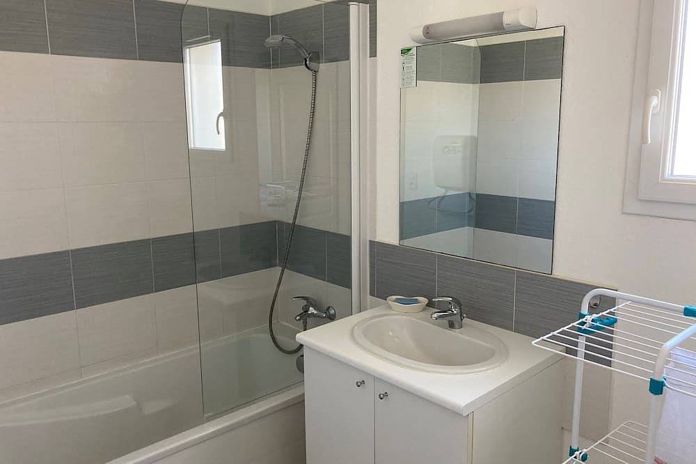 Appartement entier, Appartement avec terrasse et accès direct piscine & plage in Poggio-Mezzana, Arrondissement de Corte