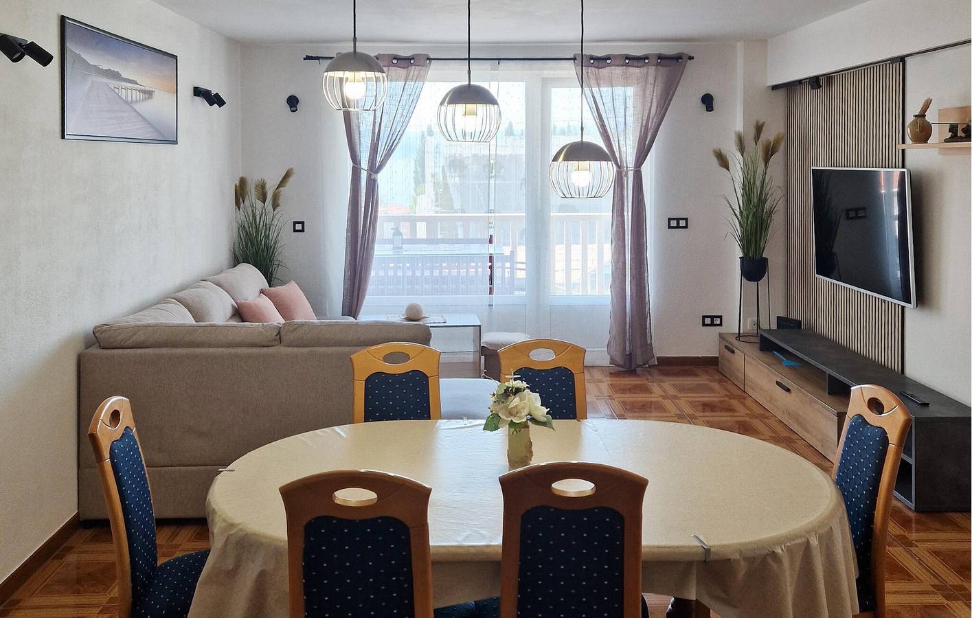 Ganze Ferienwohnung, Charmante Unterkunft, 2 km vom Strand entfernt: 90 m² große Wohnung mit Pool und Terrasse in Omis, Split-Dalmatien