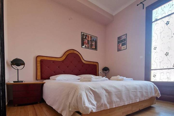 Entire apartment, Eclectic 4-Bed, 4-Bath Apt in Central Athens in Central Section of Athens, Athens