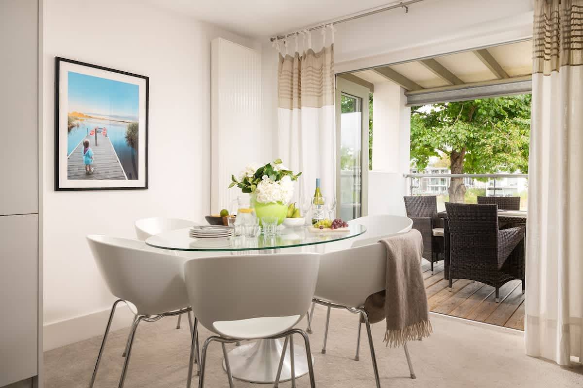 Appartement de vacances entier, Modern Cotswolds lakeside retreat, spa and pool in Somerford Keynes, Gloucestershire