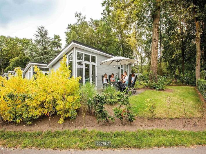 Chalet voor 5 personen, with Terras and Tuin as well as Zwembad in Ede