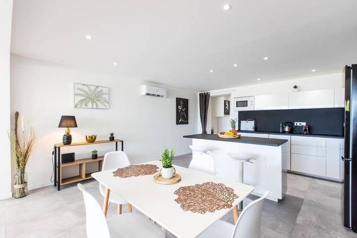 Gîte pour 2 personnes, avec piscine ainsi que vue et terrasse dans Nettlé Bay