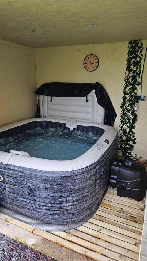 Gîte pour 4 personnes, avec jardin et jacuzzi dans Saint-Rémy-Boscrocourt