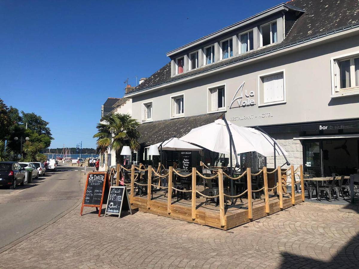 Hôtel Restaurant La Voile - Le Dock'er in Locmariaquer, Côte des Mégalithes