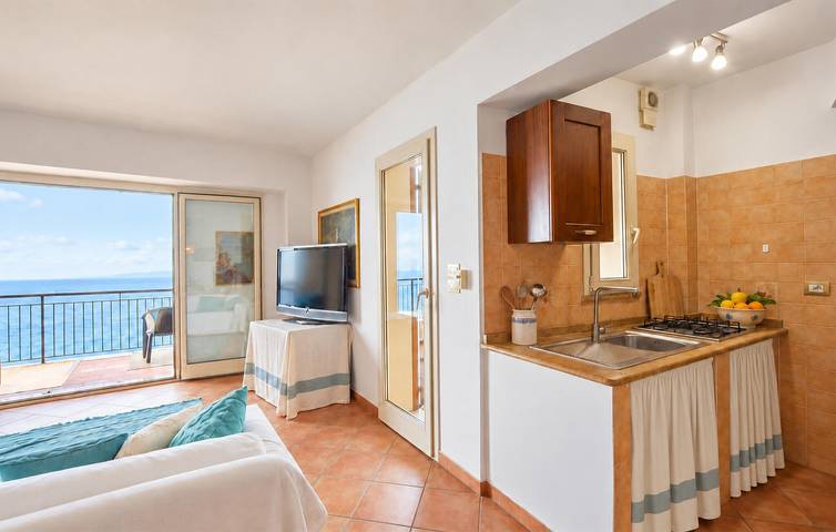 Ganze Ferienwohnung, Appartement mit Meerblick und Terrasse, Strand 200m in Scilla, Reggio Calabria Provinz