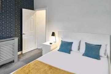 Vacation Rental for 4 Guests in Bolton, Greater Manchester, Picture 2