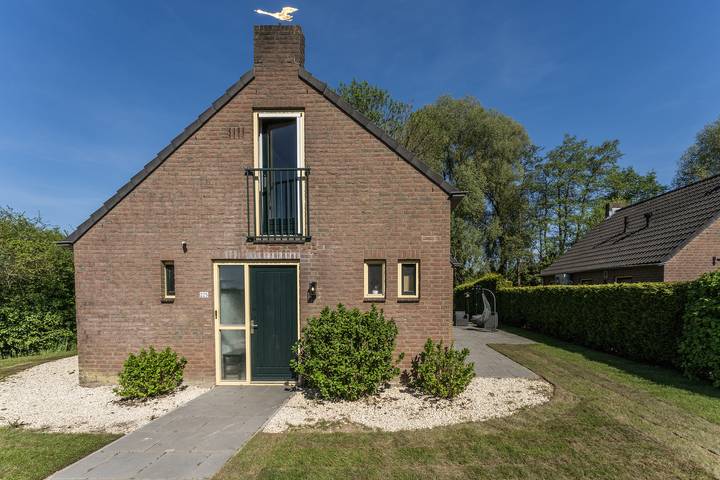 Vakantiepark voor 6 personen, with Balkon/Terras and Terras as well as Tuin and Sauna de Betuwe