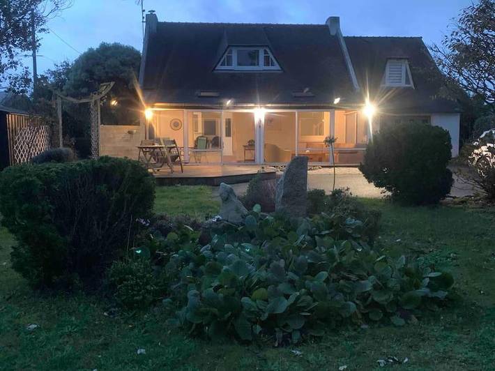 Location de vacances pour 8 personnes, avec jardin et vue dans Plage de Grève Blanche (Plouguerneau)