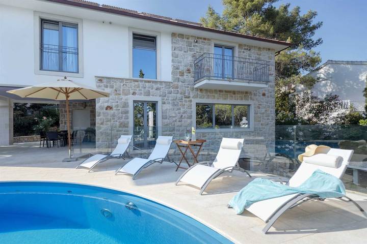 Villa for 10 people, with balcony and sauna, with pets on Hvar