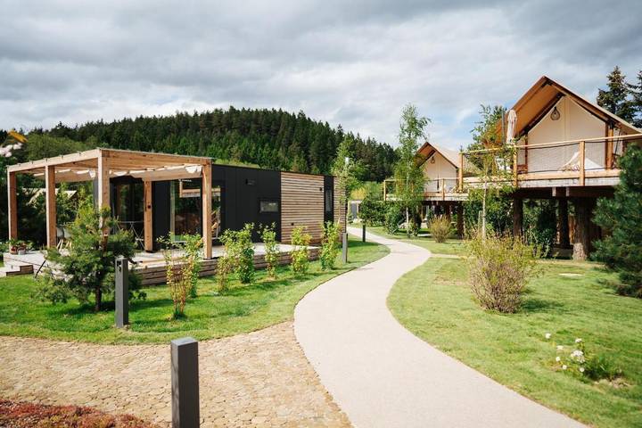 Bungalow para 3 personas, con jardín y sauna además de vistas y piscina en Austria