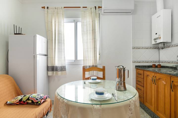 Apartamento inteiro, Apartamento 'Casa Paqui Bustos 2' com Wi-Fi e Ar Condicionado in Playa de los Bateles (Conil de la Frontera), Conil de la Frontera