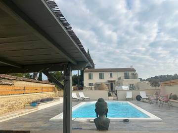 Gîte pour 2 personnes, avec terrasse ainsi que piscine et vue, animaux acceptés à Châteauneuf-du-Pape