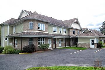 Gîte pour 6 personnes, avec terrasse ainsi que jardin et piscine à Bromont