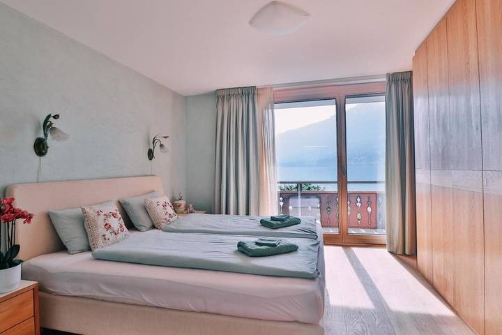 Ferienwohnung für 6 Personen, mit Balkon und Terrasse sowie Seeblick und Ausblick in Iseltwald