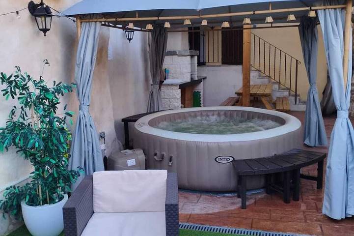 Casa de vacaciones para 8 personas, con terraza además de jacuzzi y jardín, Se admiten mascotas - 1