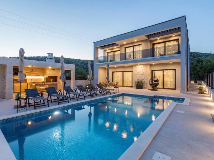 Ferienhaus für 8 Personen, mit Terrasse und Pool sowie Garten