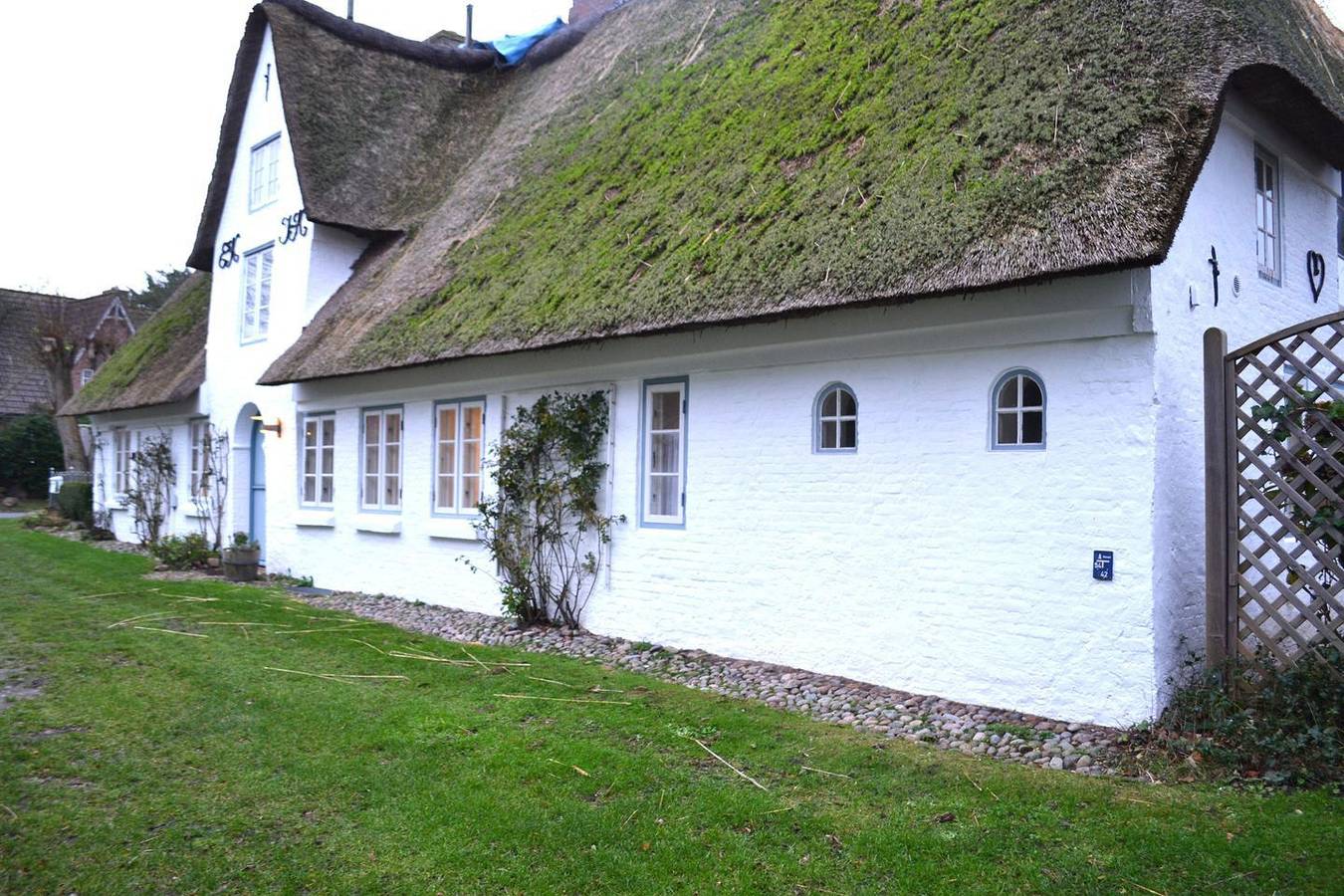 Ganze Wohnung, Das grosse Ferienhaus hat eine sehr gemütliche Atmosphäre. Im Wohnbereich sorgt ein einladender dänischer Ofen für wohlige Wärme, besonders an kühleren Abenden. Die Einrichtung und die liebevollen Details verleihen dem Haus einen besonderen Charakter. Das Objekt verfügt über zwei komfortable Schlafzimmer, die ausreichend Platz für alle Gäste bieten. Die voll ausgestattete, offene Küche lädt dazu ein, gemeinsam zu kochen und die regionalen Köstlichkeiten zu genießen. Der Essbereich ist der perfekte Ort, um gesellige Abende zu verbringen. Ess- und Küchenbereich bieten Ausblick und Zugang auf die großzügige, blickgeschützte Terrasse und den herrlichen Garten mit Sandkiste und Liegewiese. Sonnenliegen mit Auflagen befinden sich im Gartenhaus. Mit Hund: Kaution 100,00 Euro Dieses wunderschöne reetgedeckte Haus verfügt über ein großes Wohnzimmer, offene Küche, sehr geräumigen Essbereich, ein Duschbad mit Wc sowie ein separates Wc, zwei Schlafzimmer mit insgesamt einem Doppelbett, einer Schlafcouch und einem Hochbett. Zu den Annehmlichkeiten des sehr gemütlich, persönlich und geschmackvoll eingerichteten Ferienobjektes gehören u.a.: Kabeltv-Gerät, Stereoanlage mit Cd-und Dvd-Player, Geschirrspüler. Herzlich willkommen zu einem erholsamen Urlaub auf der grünen Insel Föhr! Oevenum ist eines der größten Inseldörfer. man wohnt ruhig und ländlich, hat aber alle Vorteile des nahe-gelegenen Wyk. Außerdem kann man sich im Sommer 1 x wöchentlich - donnerstags - auf dem Bauernmarkt mit allem Frischen, Leckeren und Duftenden eindecken. Die Unterkunft beträgt 100qm für Eg 5 Personen. in Oevenum, Föhr