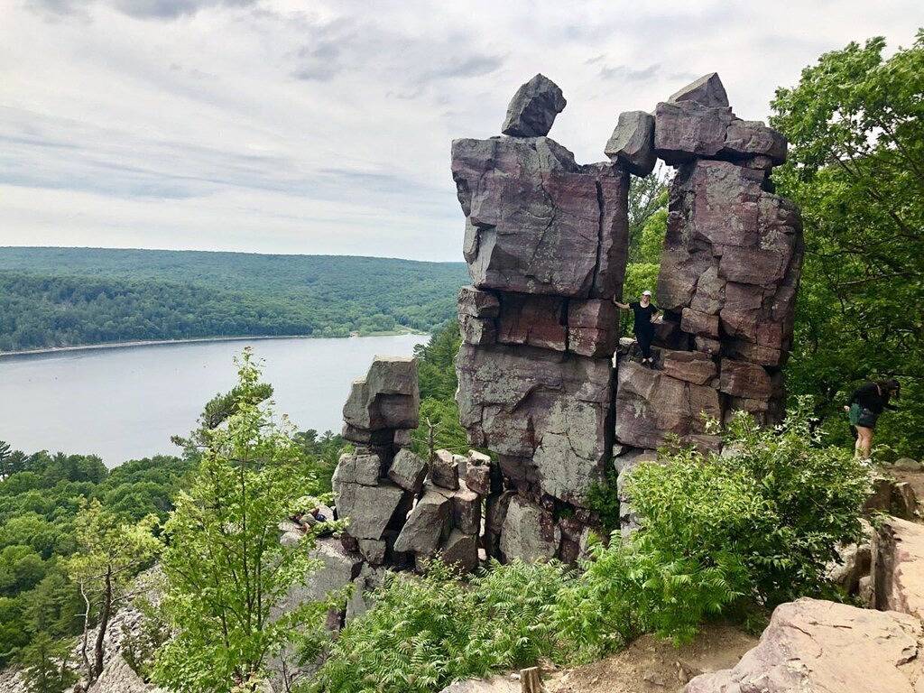 Schönes neues, zeitgemäßes Haus auf einem ruhigen Waldgrundstück, nur wenige Minuten vom Devils Lake entfernt in Sauk County