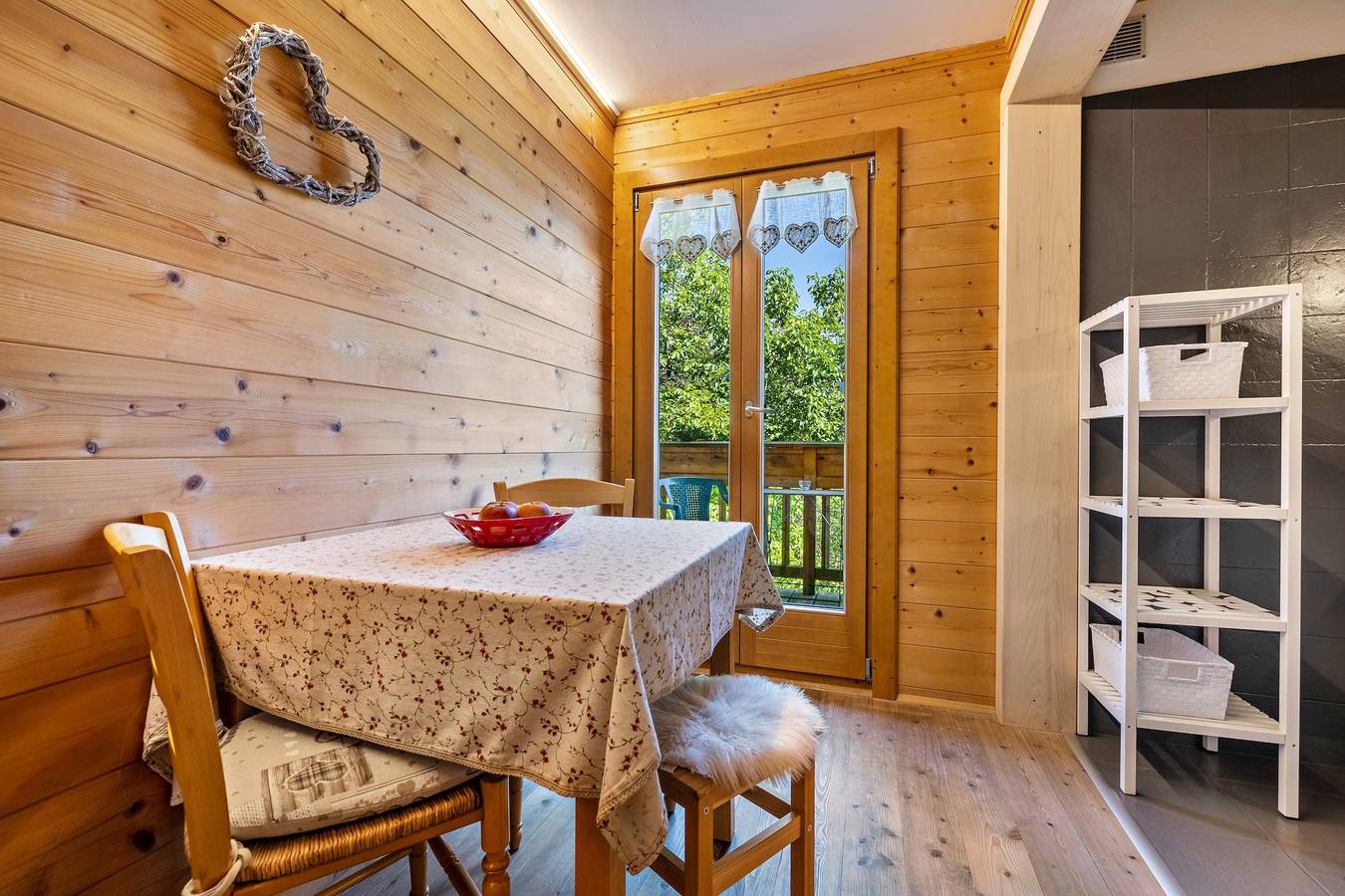 Ganze Wohnung, Ferienwohnung 'Monte Stivo' mit Bergblick, Gemeinschaftsterrasse und Wlan in Brentonico, Gardasee-Berge