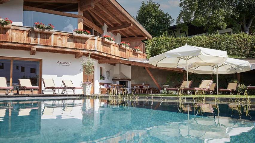 Hotel für 2 Personen, mit Terrasse und Whirlpool sowie Garten und Pool in Stans