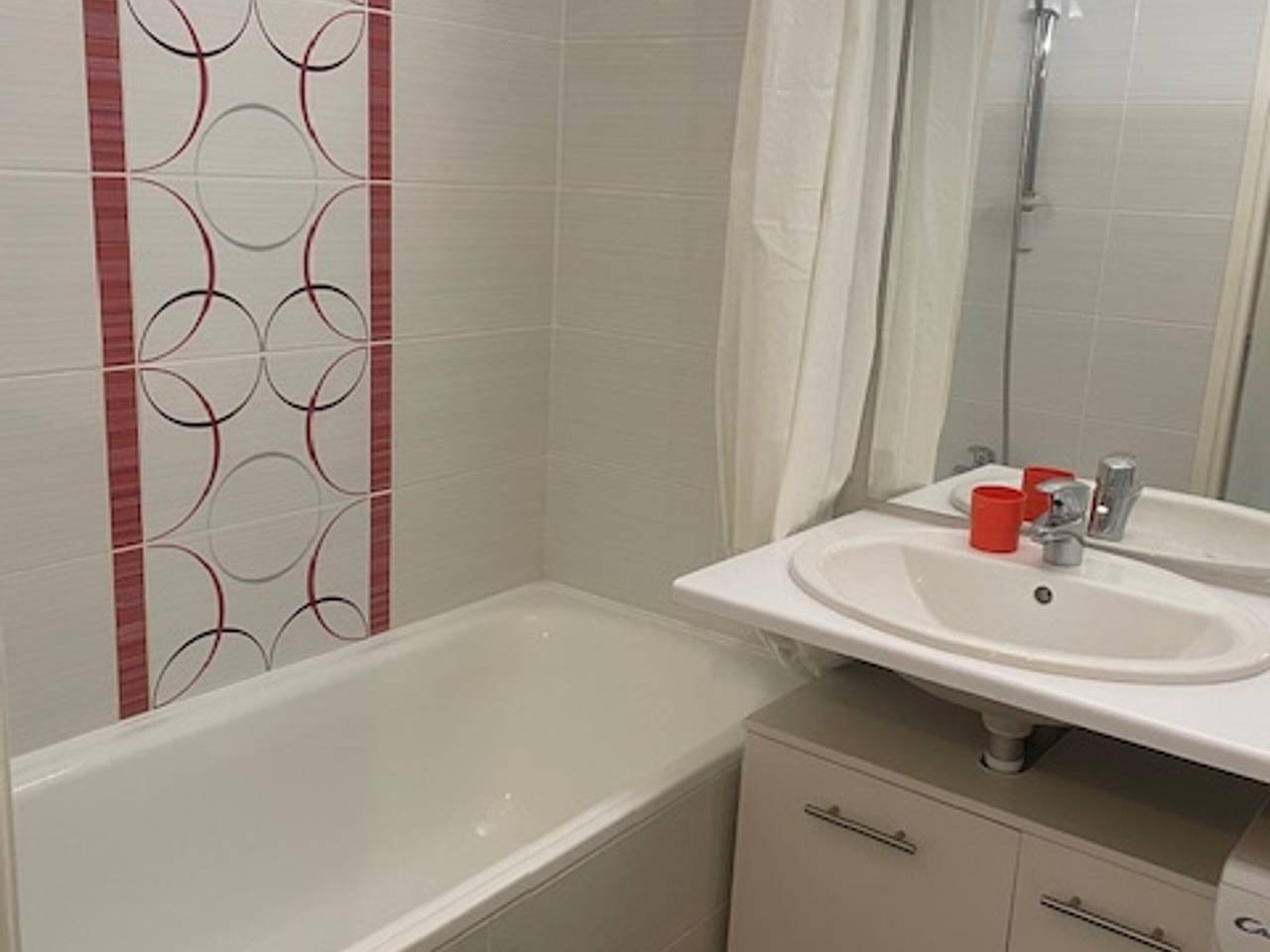 Studio entier, Les Menuires: Apt 4 pers, rénové, balcon, Wifi, animaux admis in Les Menuires, Saint-Martin-de-Belleville