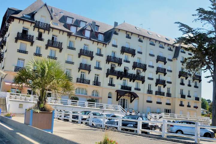Appartement entier, ~Les pieds dans l'eau 2~vue et accès direct mer*~¤ in Donville-les-Bains, Côte de la Déroute