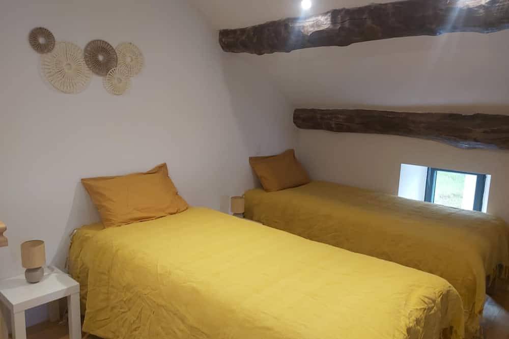 Le P'tit Pelet, a house in the heart of the rocks in Fraissinet-de-Fourques, Cevenas