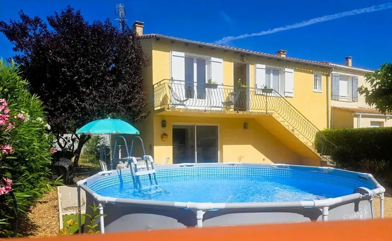 Apartamento de vacaciones para 4 personas, con piscina además de vistas y jardín - 1