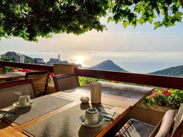 Hôtel pour 2 personnes, avec piscine ainsi que jardin et vue à San-Martino-di-Lota