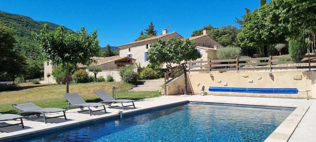 Location de vacances pour 2 personnes, avec jardin ainsi que piscine et vue à Roche-Saint-Secret-Béconne - 2