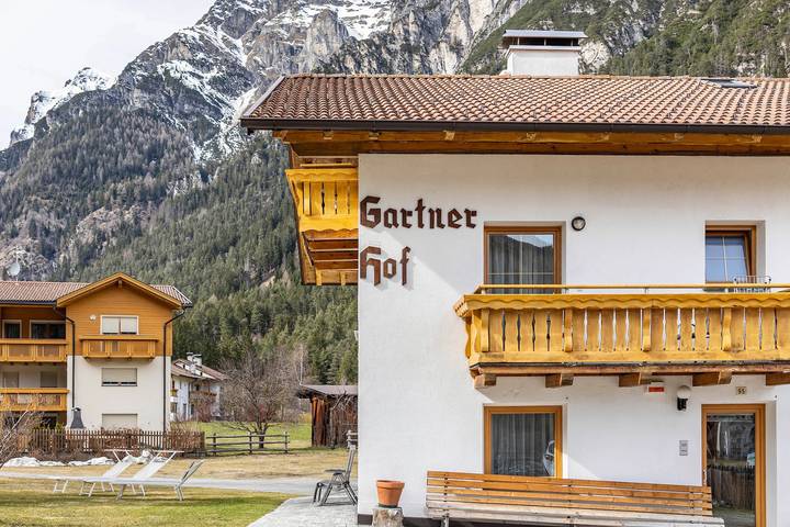 Entire apartment, Apartment 'Gartnerhof Glücksklee' with Mountain View, Shared Garden and Wi-Fi in Stubai Alps, Brenner